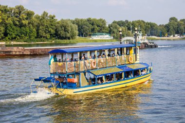 Kiev 'deki Dinyeper nehrinde yolcularla dolu bir tekne.