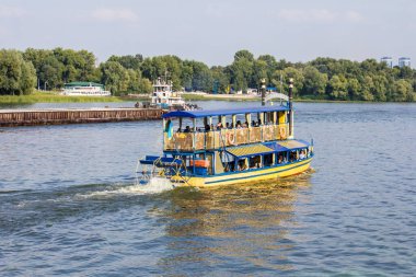 Kiev 'deki Dinyeper nehrinde yolcularla dolu bir tekne.