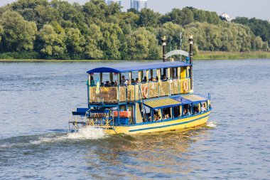 Kiev 'deki Dinyeper nehrinde yolcularla dolu bir tekne.