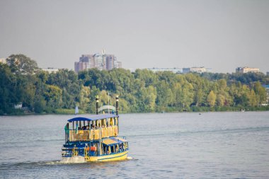 Kiev 'deki Dinyeper nehrinde yolcularla dolu bir tekne.