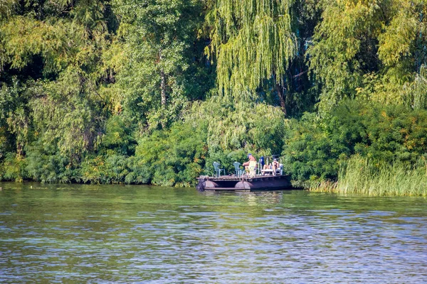 Vacanze Sulla Spiaggia Del Fiume Dnieper Tra Gli Alberi Del — Foto Stock