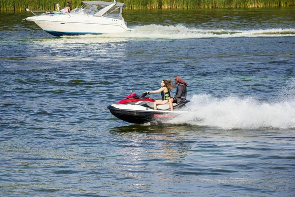 Cammina Velocità Uno Scooter Acqua Lungo Dnieper Divertimento Con Caldo — Foto Stock