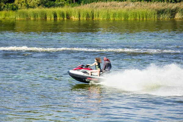 Cammina Velocità Uno Scooter Acqua Lungo Dnieper Divertimento Con Caldo — Foto Stock