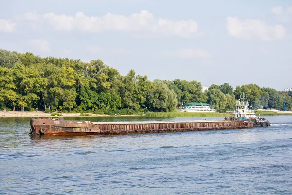 Баржа Плывет Вдоль Днепра Доставка Товаров Воде — стоковое фото