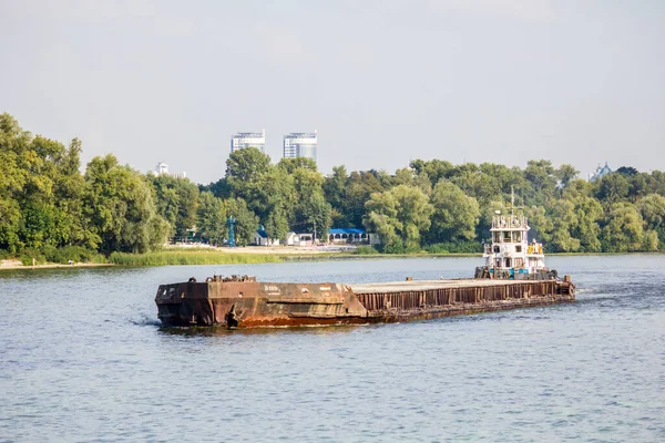 Barcaça Navega Longo Rio Dnieper Entrega Mercadorias Por Água — Fotografia de Stock
