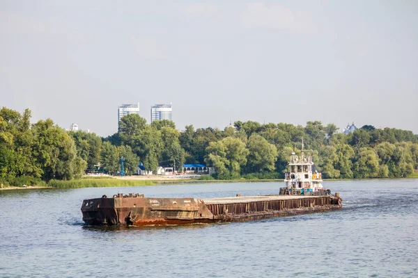 Barcaza Navega Largo Del Río Dnieper Entrega Mercancías Por Agua —  Fotos de Stock