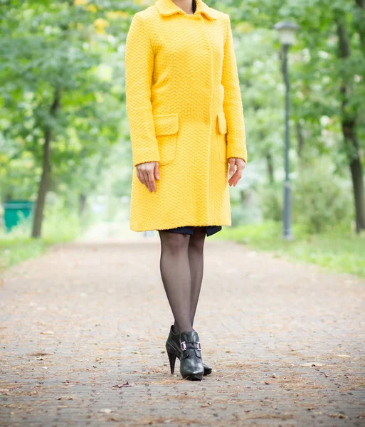 Une Fille Manteau Jaune Marche Dans Parc Reste Dans Parc — Photo