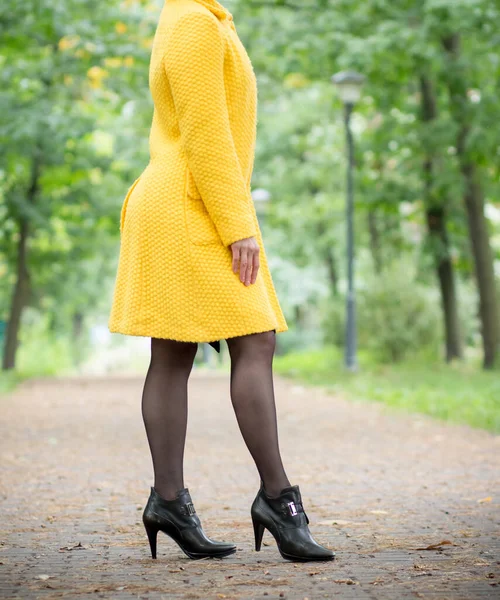 Una Chica Con Abrigo Amarillo Está Caminando Por Parque Descanse — Foto de Stock