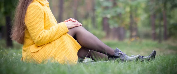 Dziewczyna Żółtym Płaszczu Spaceruje Parku Odpoczynek Parku — Zdjęcie stockowe