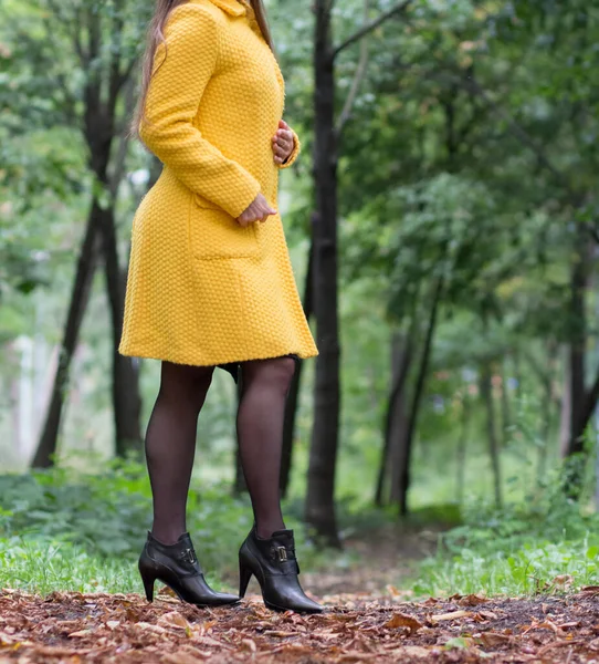 Парке Гуляет Девушка Жёлтом Пальто Отдых Парке — стоковое фото