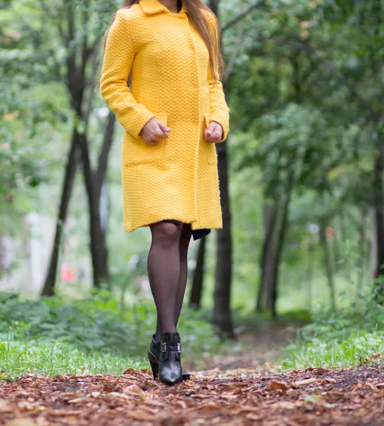 Una Ragazza Con Cappotto Giallo Sta Camminando Nel Parco Riposo — Foto Stock