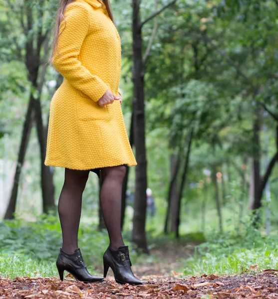 Una Ragazza Con Cappotto Giallo Sta Camminando Nel Parco Riposo — Foto Stock