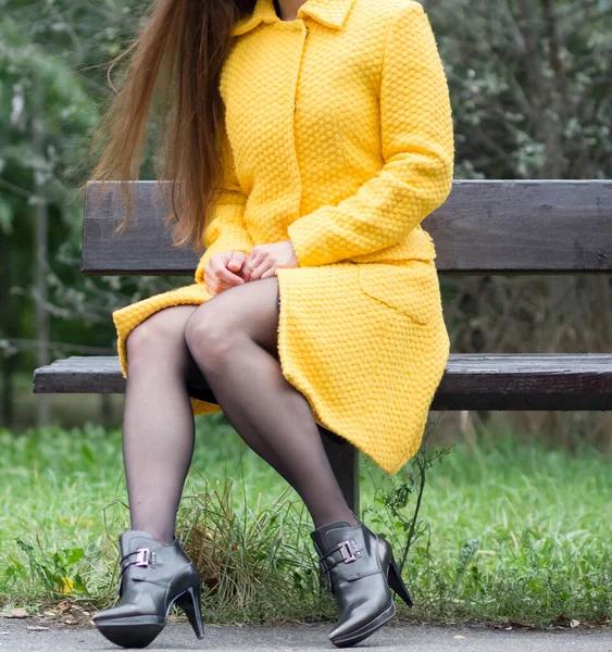一个穿着黄色外套的女孩正在公园里散步 在公园休息 — 图库照片