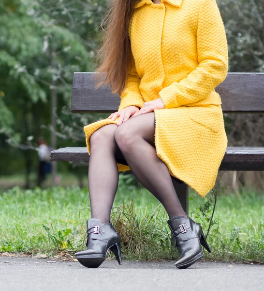Ein Mädchen Gelbem Mantel Geht Durch Den Park Ruhe Park — Stockfoto