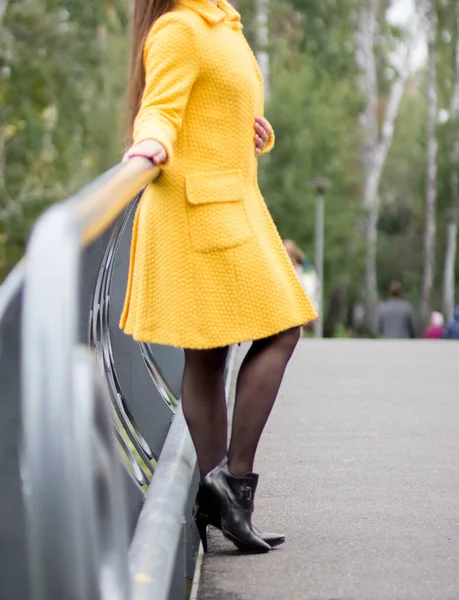 Uma Garota Casaco Amarelo Está Andando Parque Descanse Parque — Fotografia de Stock