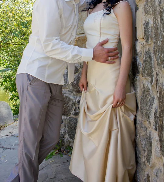 Verliebtes Brautpaar an der Steinmauer — Stockfoto
