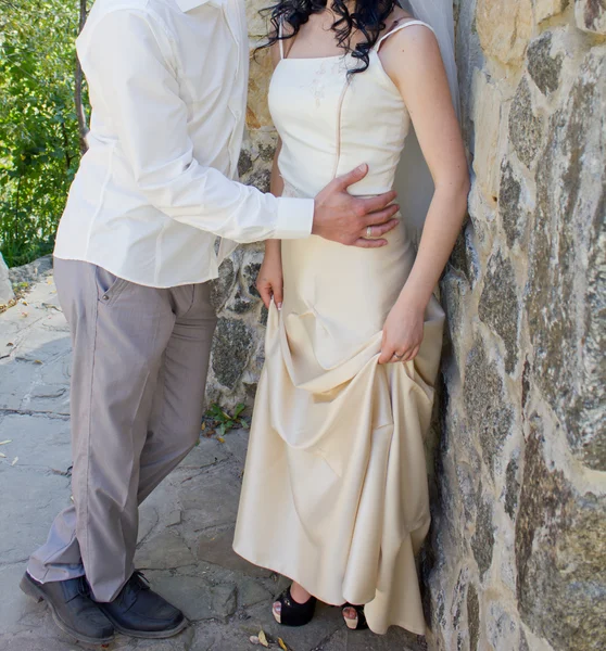 Menyasszony és a vőlegény, a szerelem a kőfal — Stock Fotó