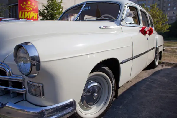 Décorer voiture de mariage — Photo