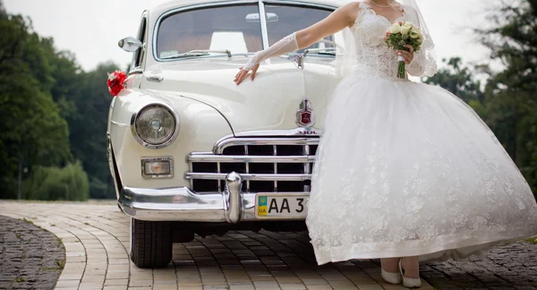 The bride and the wedding car — Stock Photo, Image