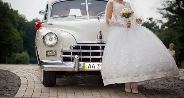 The bride and the wedding car — Stock Photo, Image