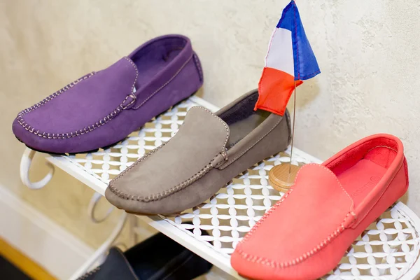 Thre erkekler loafer'lar beyaz üzerinde