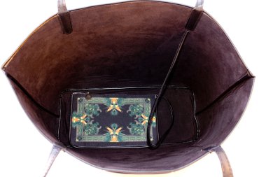 kadın çantayı açın