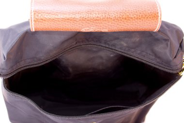 kadın çantayı açın