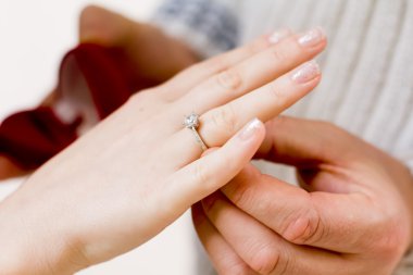 Nişan yüzüğü ile el