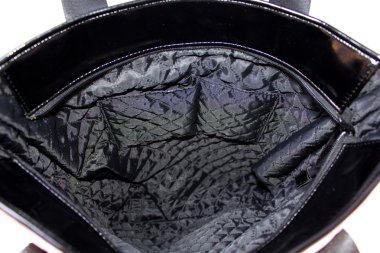 kadın çantayı açın