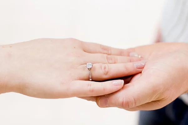 Manos con anillo de compromiso —  Fotos de Stock