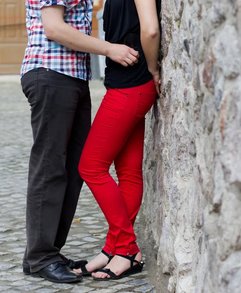 Feliz jovem casal apaixonado na parede de pedra — Fotografia de Stock