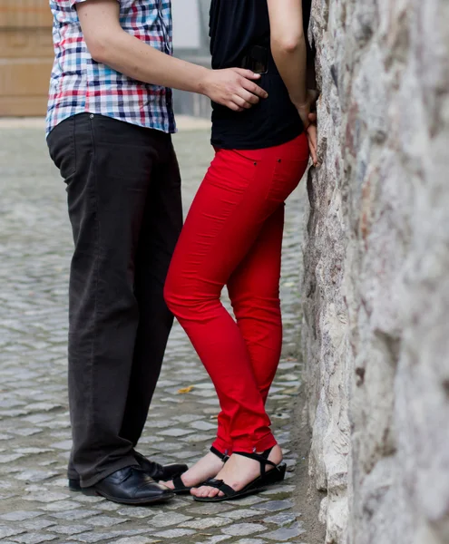 Feliz jovem casal apaixonado na parede de pedra — Fotografia de Stock