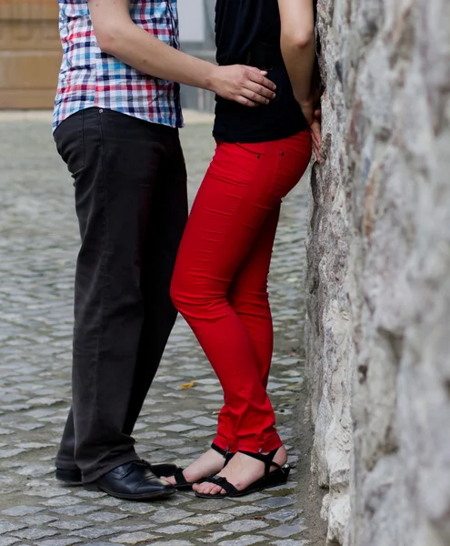 Joyeux jeune couple amoureux au mur de pierre — Photo