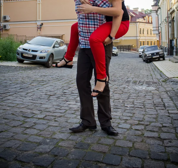 Casal em paralelepípedos — Fotografia de Stock