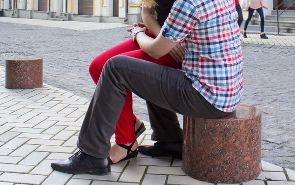 Love couple sitting on the pavement — Stock Photo, Image