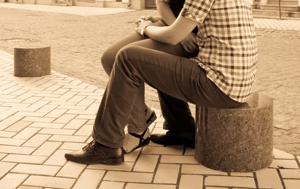 Couple d'amour assis sur le trottoir — Photo