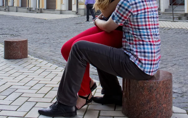 Love couple sitting on the pavement — Stock Photo, Image