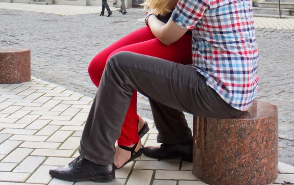 Láska pár sedí na chodníku — Stock fotografie