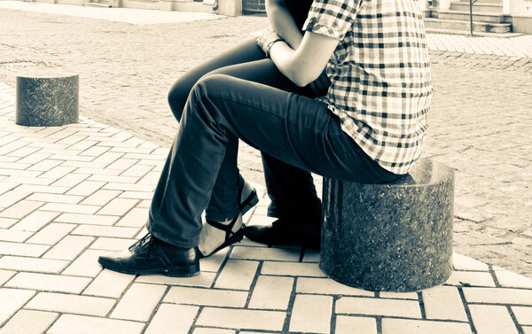 любовная пара, сидящая на тротуаре
