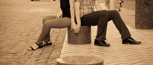 Love couple sitting on the pavement — Stock Photo, Image