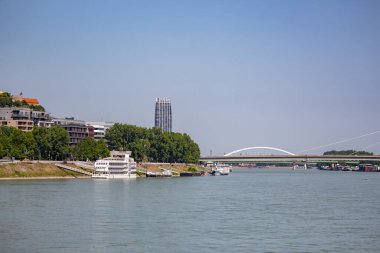 Yazın Bratislava 'da Tuna Nehri