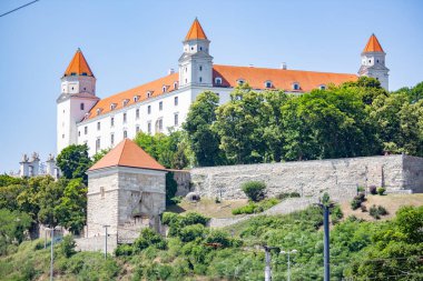 Bratislava castle mavi gökyüzü karşı