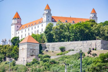 Bratislava castle mavi gökyüzü karşı