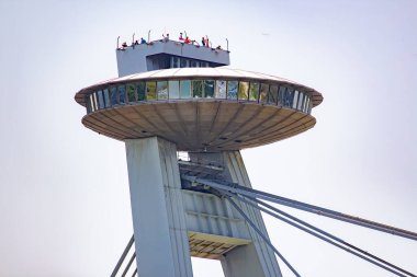 Bratislava 'da bir gözlem güvertesi olan SNP Köprüsü