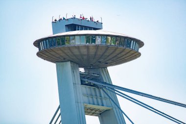 Bratislava 'da bir gözlem güvertesi olan SNP Köprüsü