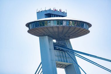 Bratislava 'da bir gözlem güvertesi olan SNP Köprüsü