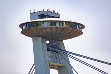 Bratislava 'da bir gözlem güvertesi olan SNP Köprüsü