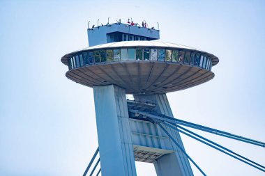 Bratislava 'da bir gözlem güvertesi olan SNP Köprüsü