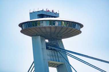 Bratislava 'da bir gözlem güvertesi olan SNP Köprüsü