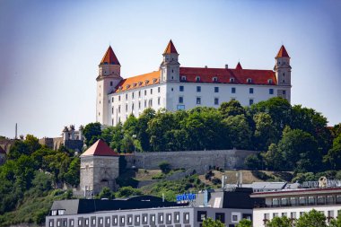 Bratislava castle mavi gökyüzü karşı